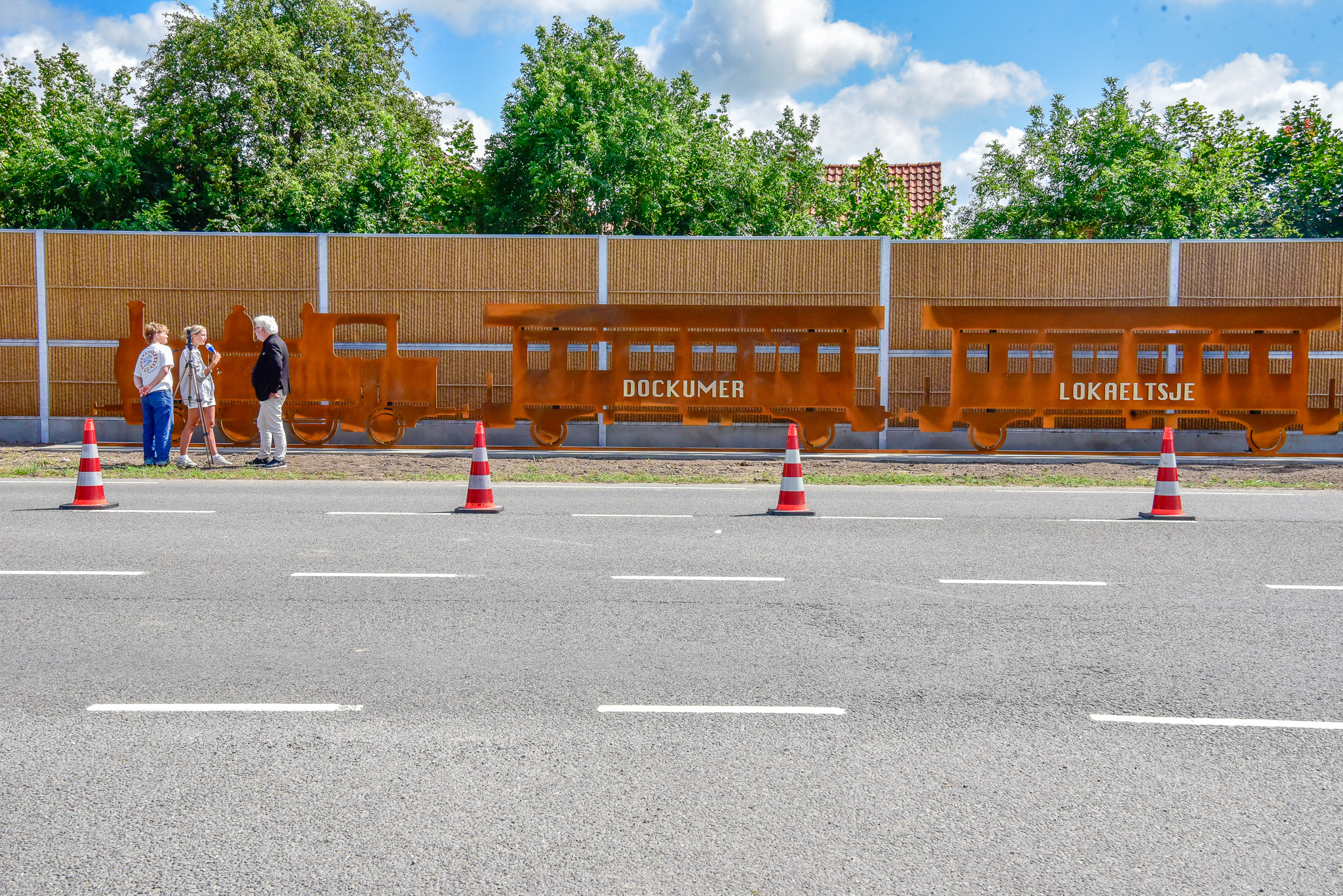 Geluidsscherm Rondweg Noord Dokkum met kunstwerk: een eerbetoon aan het Dockumer Lokaeltsje