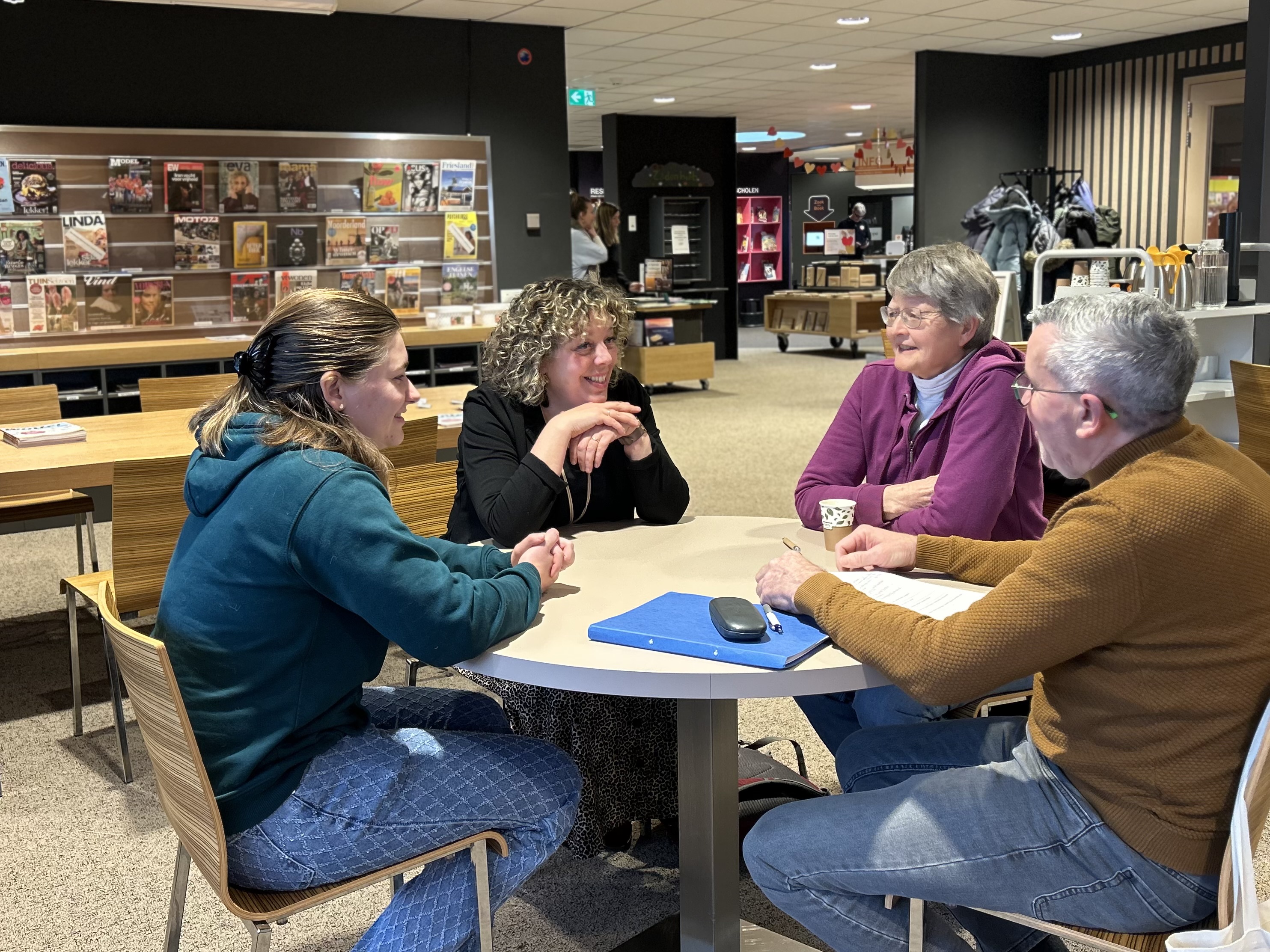 Wethouder Vellinga bezoekt het Digi Taalhuis in Bibliotheek Dokkum