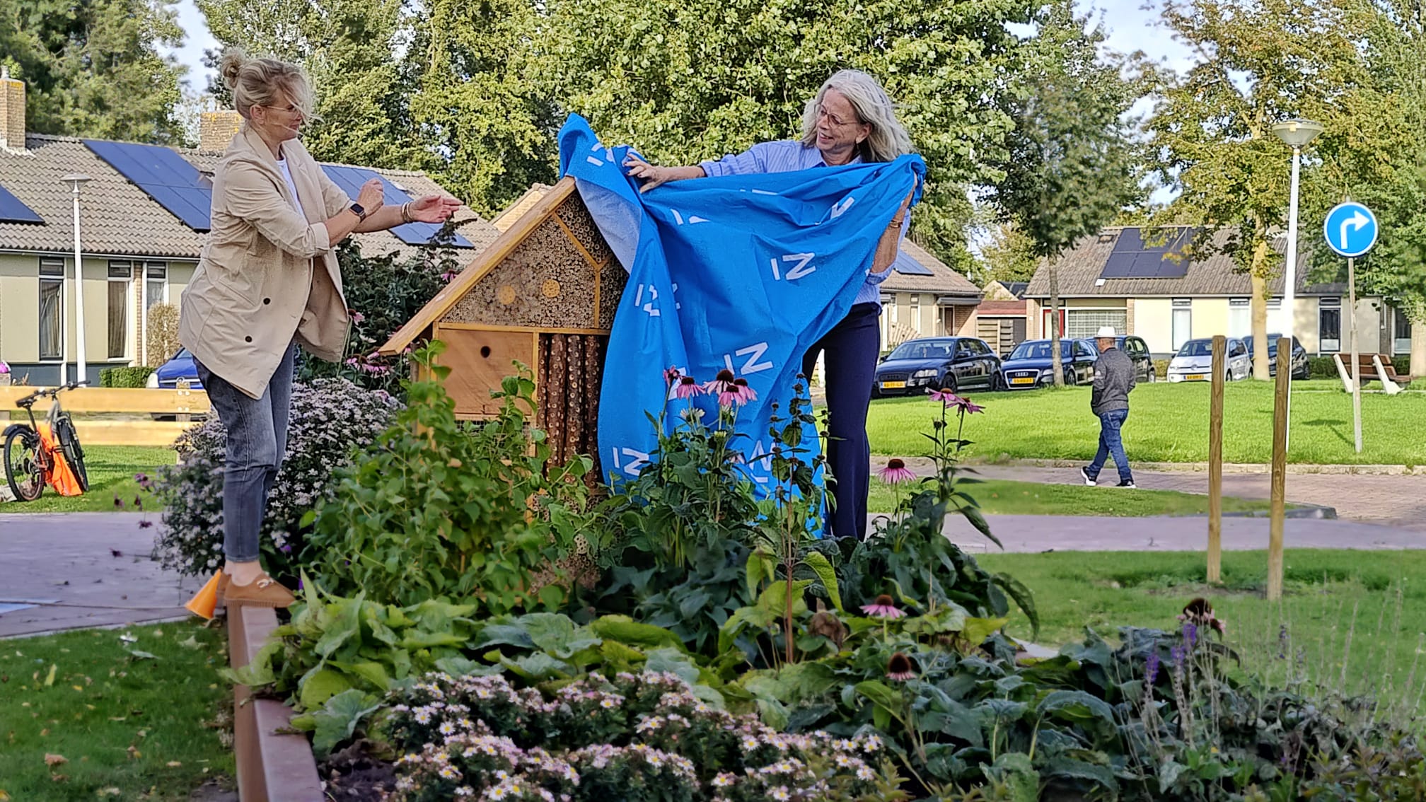 Nieuw dorpsplein feestelijk geopend in Easternijtsjerk