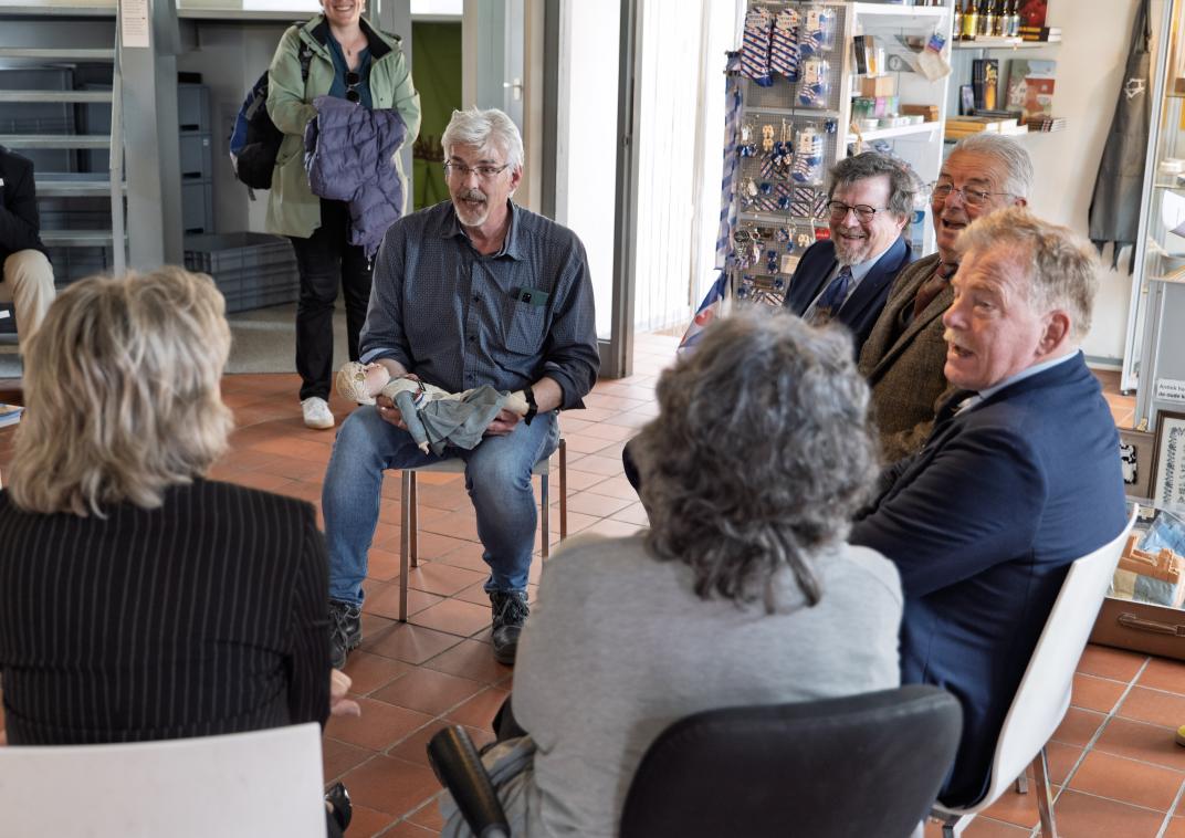 foto-3-overhandiging-pop