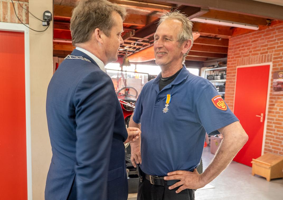 Albert Hoof ontvangt lintje van burgemeester Johannes Kramer