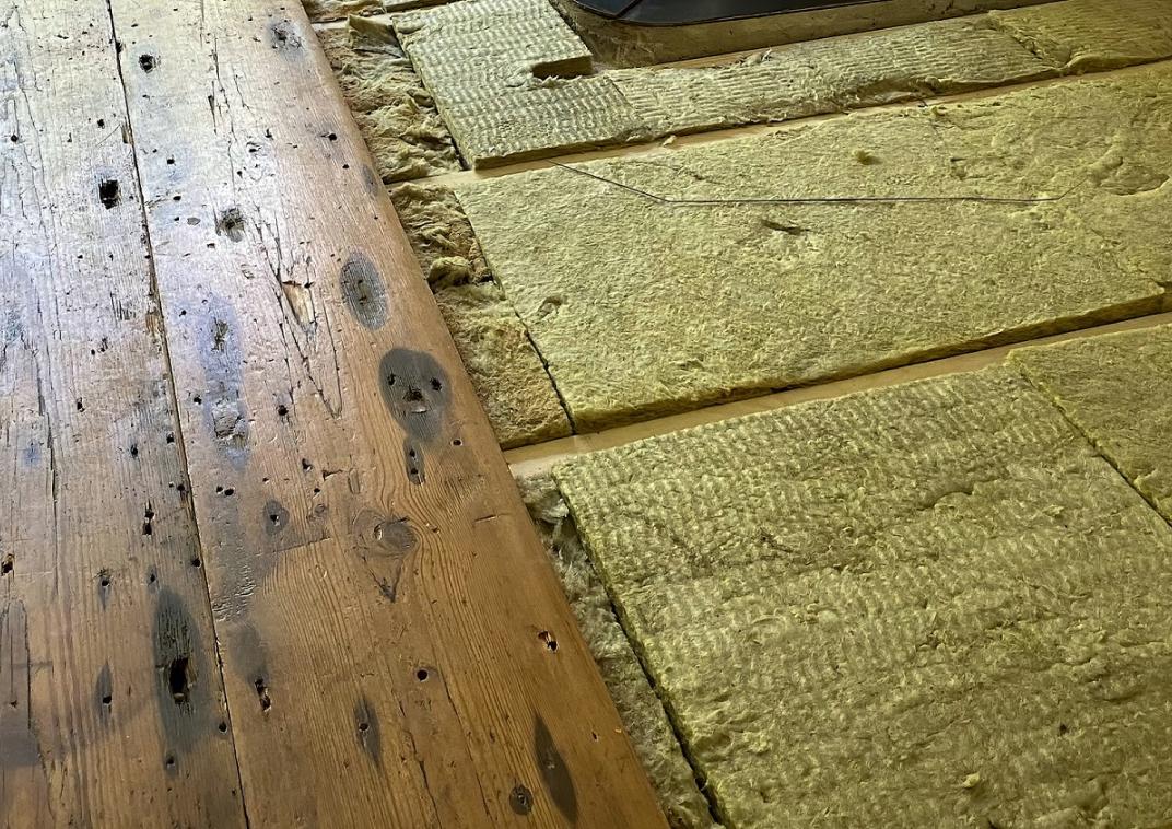 Tijdelijke demontage van houten vloeren als geen kruipruimte aanwezig is.