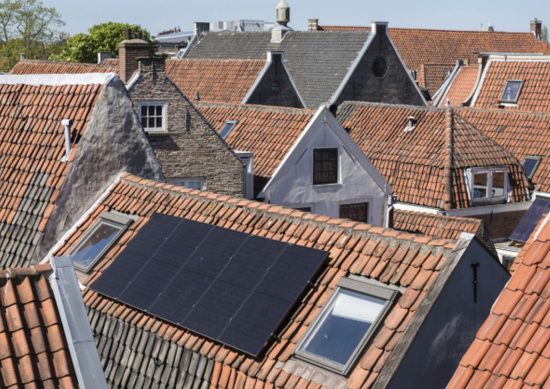 Zwarte zonnepanelen op rode daken