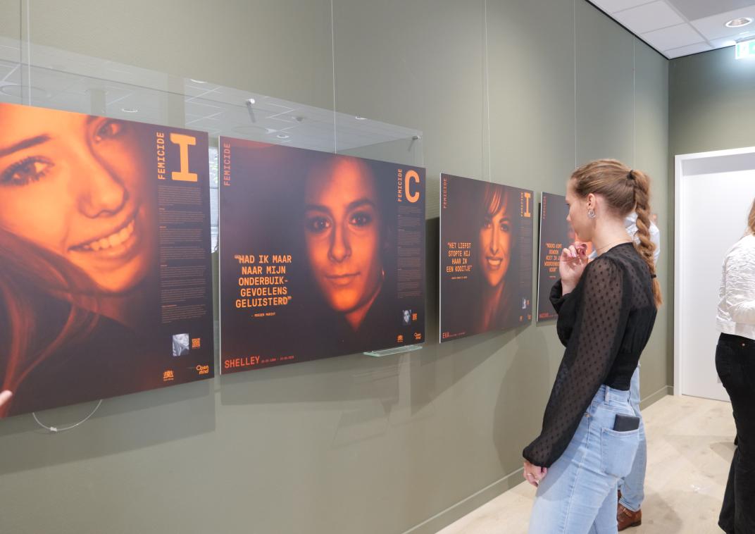 Expositie Femicide in gemeentehuis
