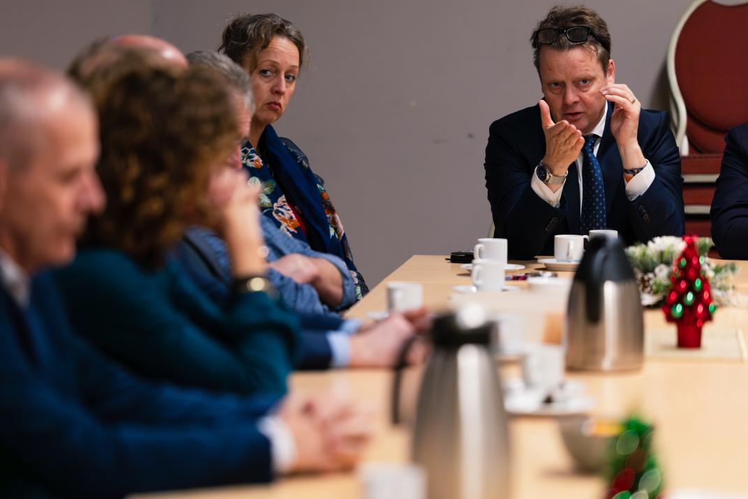 Burgemeester Johannes Kramer in overleg met viceminister-president Sophie Hermans