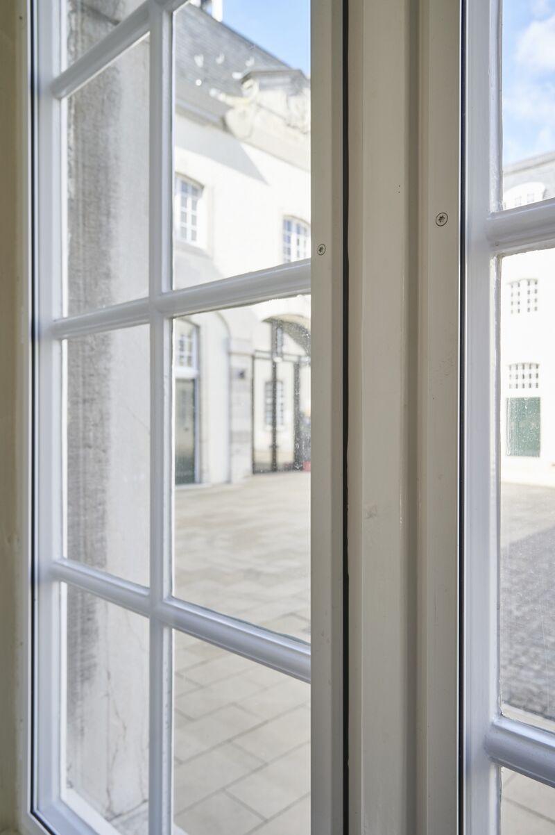 Binnenvoorzetramen op het raamhout. Fotograaf: Sergé Technau (Collectie Rijksdienst voor het Cultureel Erfgoed)