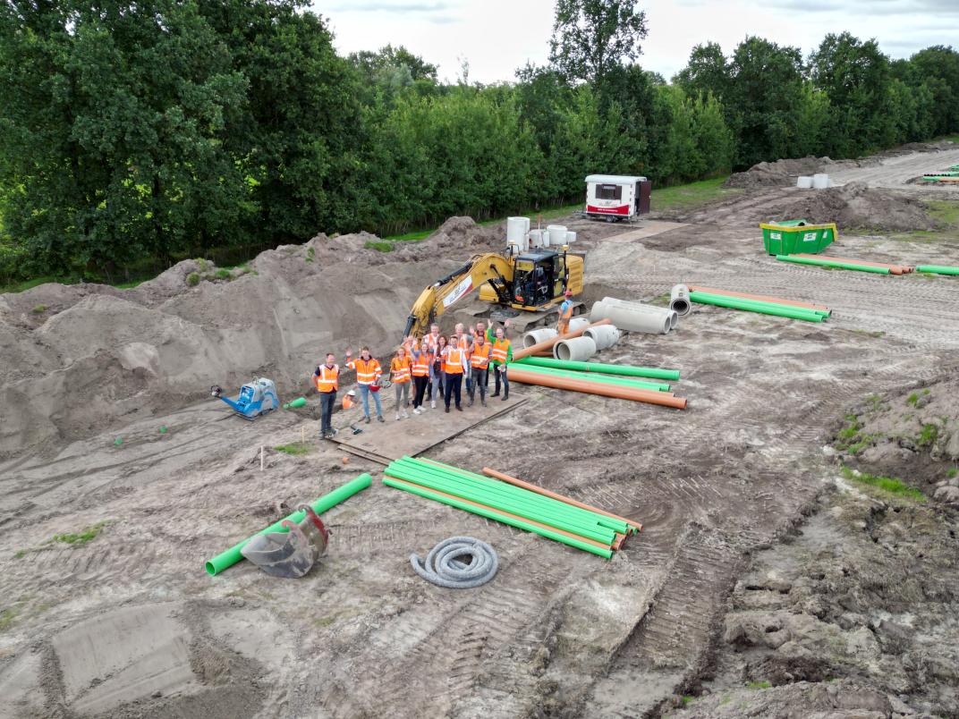 Afvaardiging van dorpsbelang, Folkertsma, projectgroep gemeente, wethouder Bert Koonstra.jpg