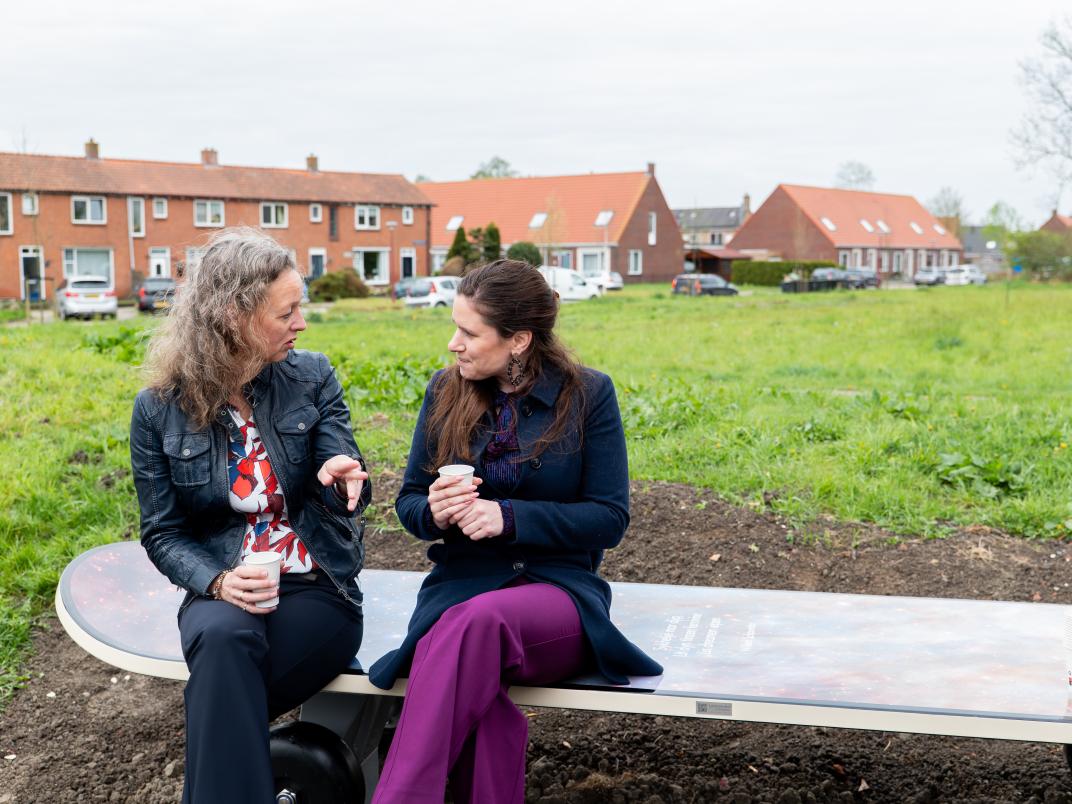 20250416-onthulling-poeziebank-dokkum-1.jpg