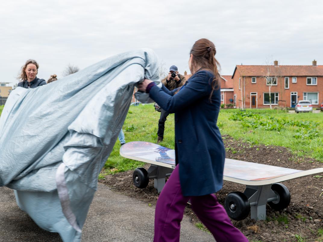 20250416-onthulling-poeziebank-dokkum-11.jpg