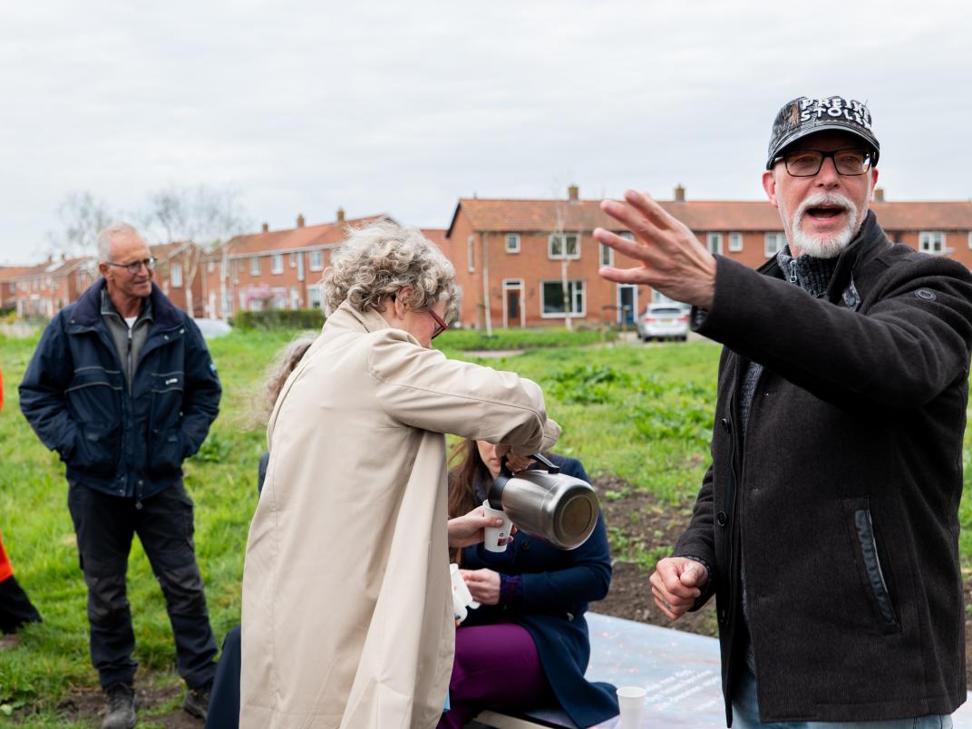 20250416-onthulling-poeziebank-dokkum-13.jpg