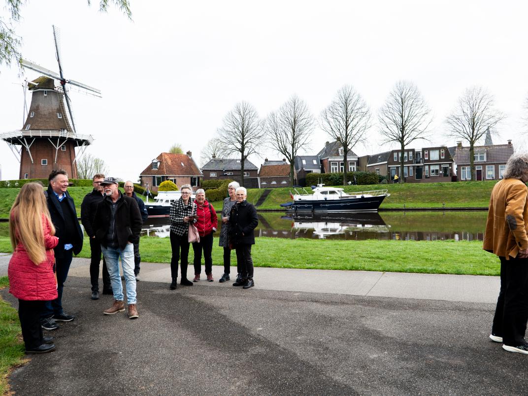 20250416-onthulling-poeziebank-dokkum-4.jpg