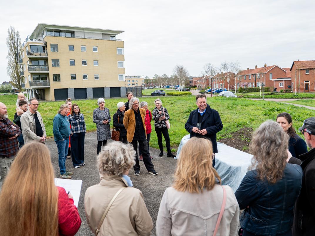 20250416-onthulling-poeziebank-dokkum-8.jpg