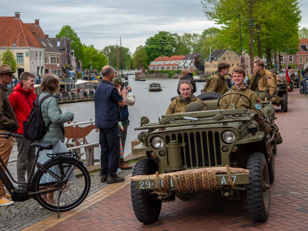 2025-05-03-dokkum-binnenkomst-voertuigen-11.jpg