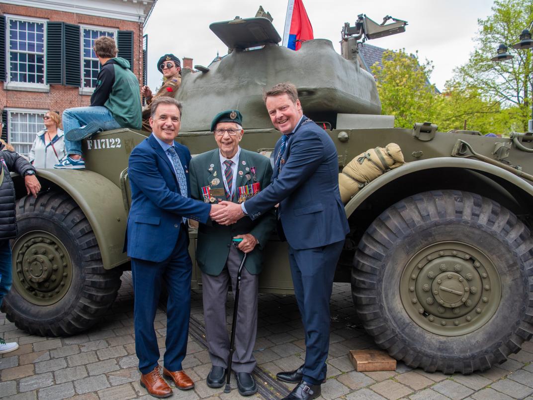 2025-05-03-dokkum-binnenkomst-voertuigen-17.jpg