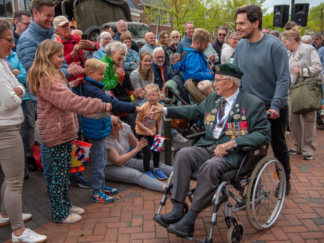 2025-05-03-dokkum-binnenkomst-voertuigen-3.jpg