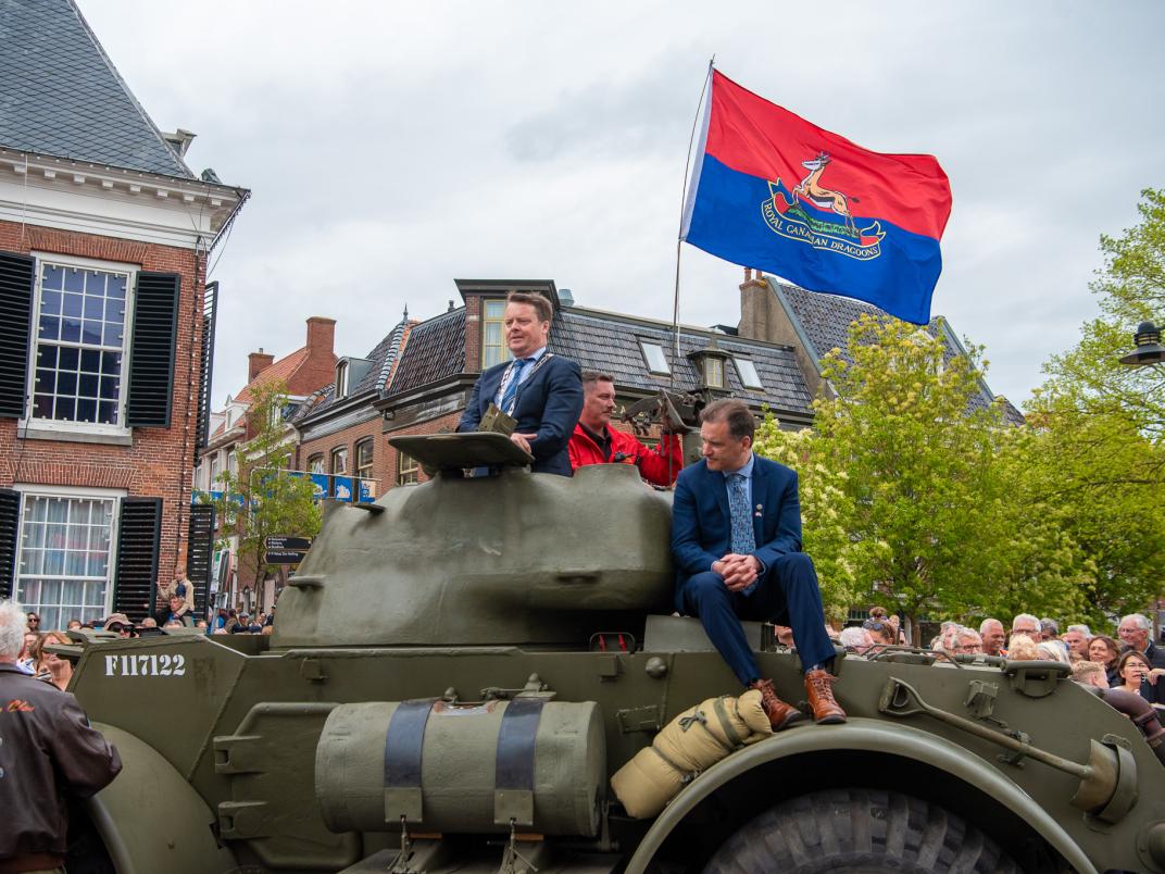 2025-05-03-dokkum-binnenkomst-voertuigen-8.jpg