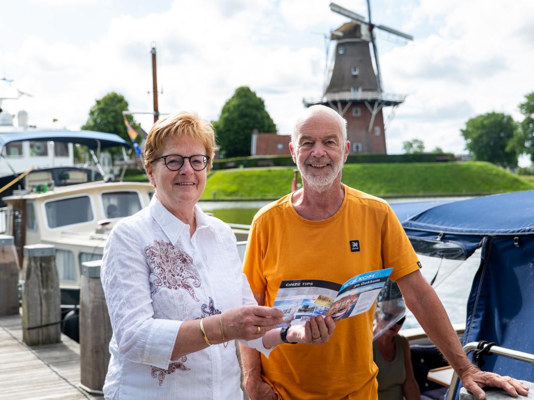welkomstfolder-dokkum-wethouder-maaike-prins-aan-familie-de-boer-13.jpg