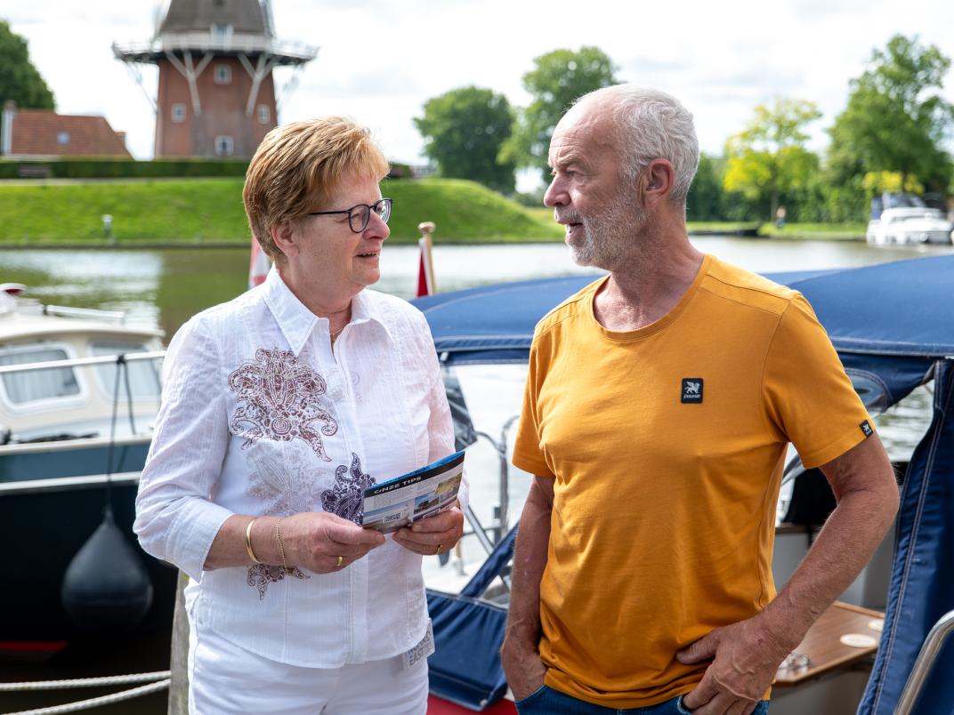 welkomstfolder-dokkum-wethouder-maaike-prins-aan-familie-de-boer-8.jpg
