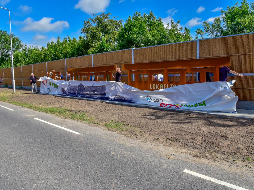 Geluidsscherm Rondweg Noord Dokkum met kunstwerk: een eerbetoon aan het Dockumer Lokaeltsje
