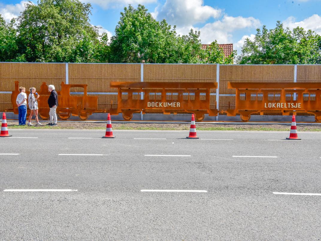 Geluidsscherm Rondweg Noord Dokkum met kunstwerk: een eerbetoon aan het Dockumer Lokaeltsje