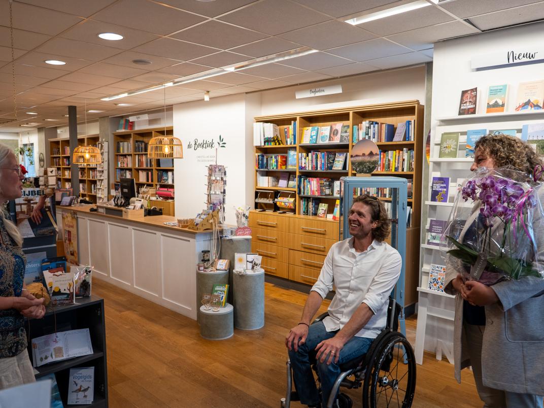 20250702-mkb-factsheet-lysbeth-vellinga-en-gerard-de-nooij-en-boeket-4.jpg