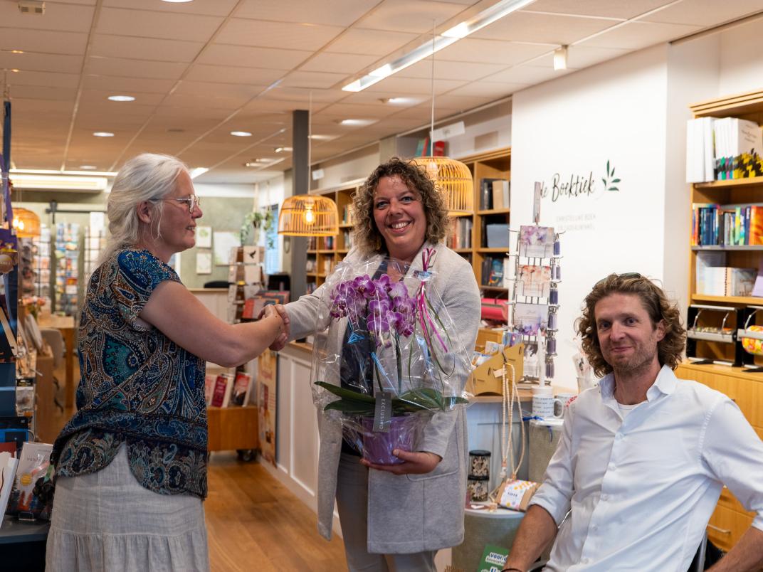 20250702-mkb-factsheet-lysbeth-vellinga-en-gerard-de-nooij-en-boeket-7.jpg