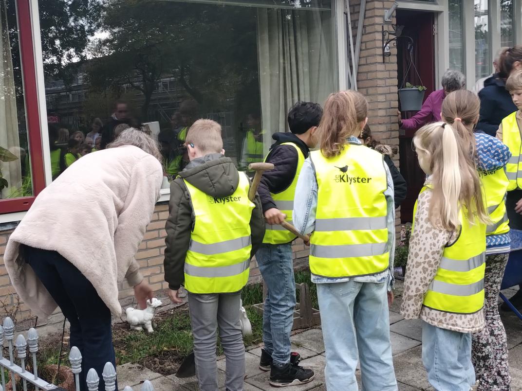 Openingsactie eerste tegel met wethouder Hanneke Jouta