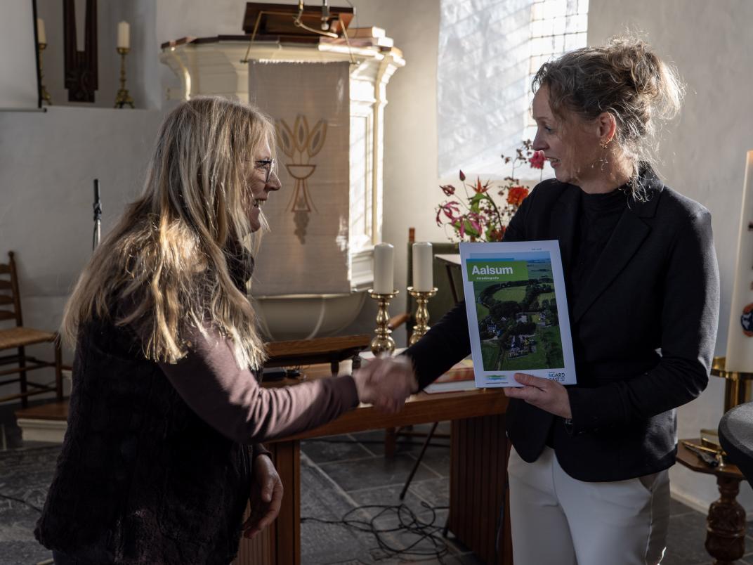 20260219-aalsum-ontvangt-eerste-dorpsbiografie-van-noardeast-fryslan-3.jpg