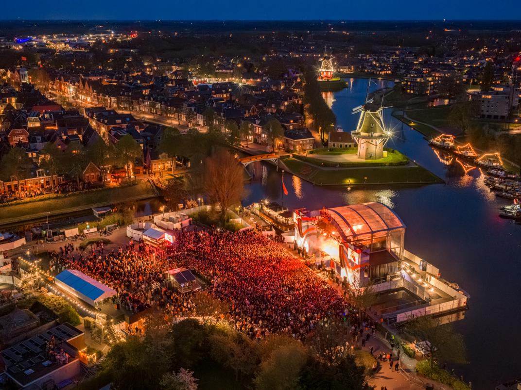 Dronefoto van een prachtig gekleurd Dokkum