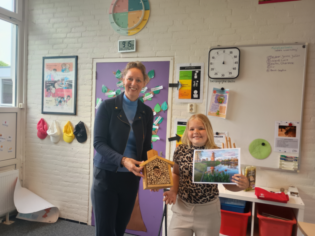 Prijswinnaar met Hanneke Jouta die insectenhotel geeft.
