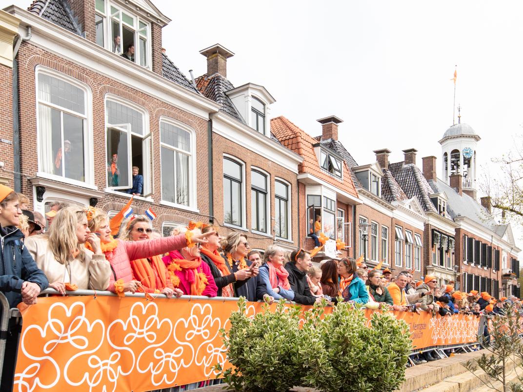 Keningsdei publiek aan de route