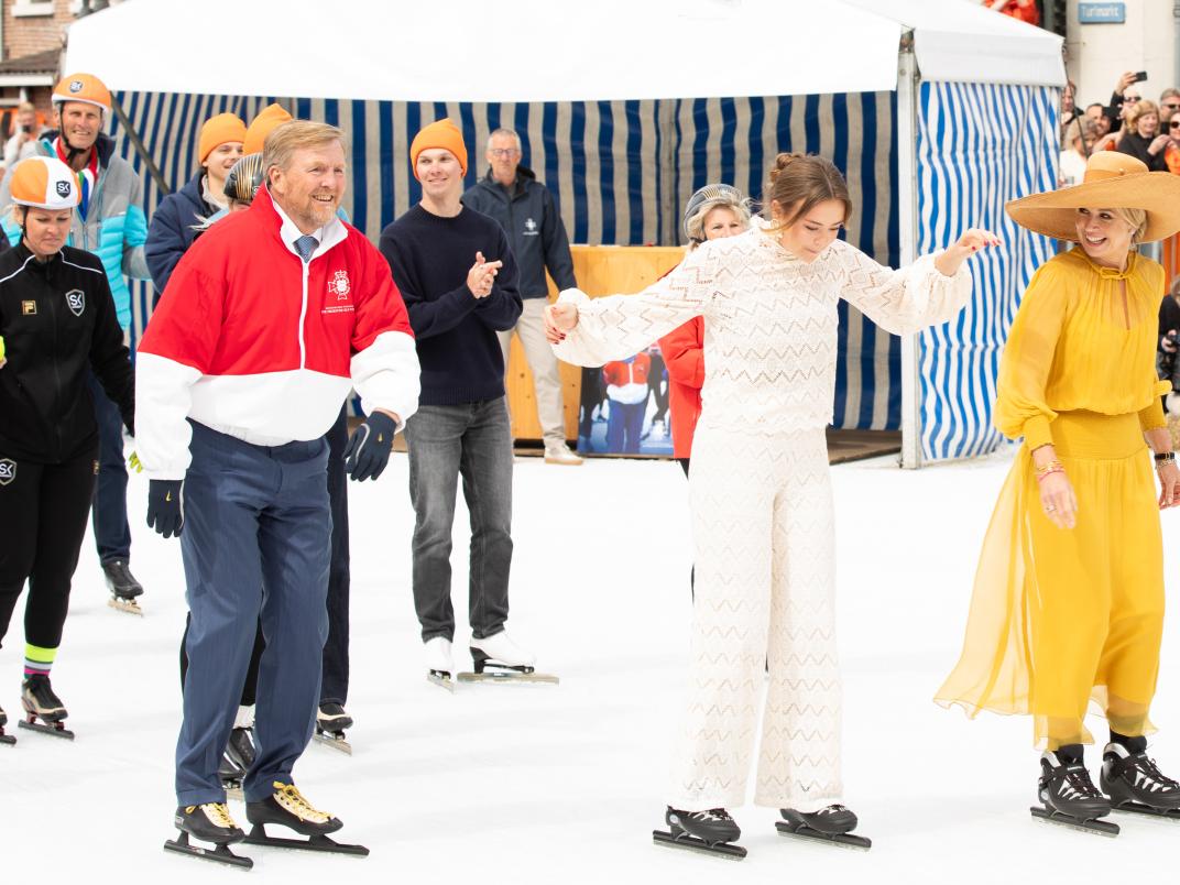 Keningsdei familie op schaatsen