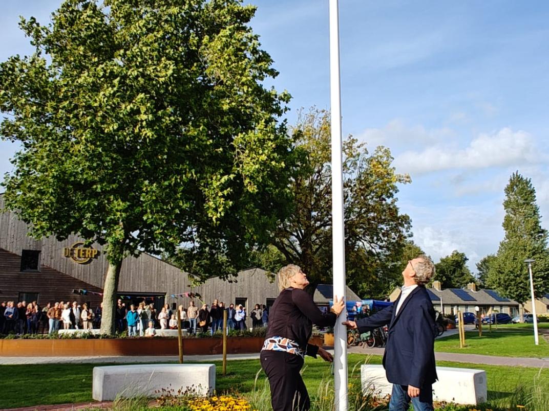 Nieuw dorpsplein feestelijk geopend in Easternijtsjerk 