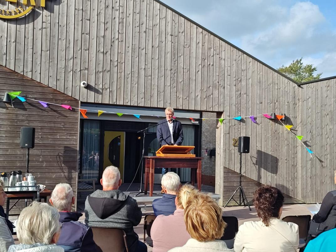 Nieuw dorpsplein feestelijk geopend in Easternijtsjerk 