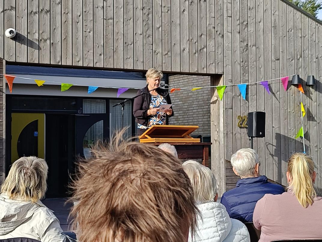 Nieuw dorpsplein feestelijk geopend in Easternijtsjerk 